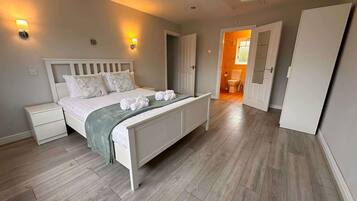 4 soverom, strykejern/-brett, wi-fi og sengetøy