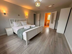 4 Schlafzimmer, Bügeleisen/Bügelbrett, WLAN, Bettwäsche