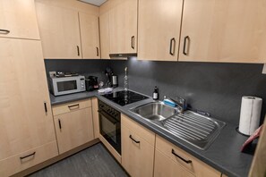 Coffee/tea maker, fridge, oven, stovetop - Saas-Fee center - 2 bedrooms - balcony and patio (Saas-Fee)