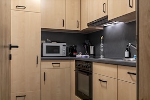 Coffee/tea maker, fridge, oven, stovetop - Saas-Fee center - 2 bedrooms - balcony and patio (Saas-Fee)
