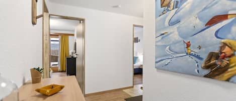 Tabla de planchar con plancha, wifi gratis y ropa de cama