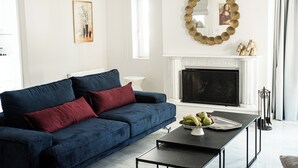 Suite Superior (Lycabettus Suite) | Area keluarga | Smart TV 55-inci dengan saluran TV kabel, Netflix, dan layanan streaming