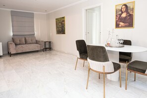 Suite – superior (Lycabettus Suite) | Oppholdsområde | En 55-tommers smart-TV med kabel-kanaler samt Netflix