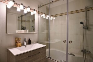 Lägenhet Comfort | Badrum | Djupt badkar, duschhuvud med massagefunktion och lyxtoalettartiklar