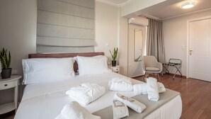 Suite (Acropolis Suite) | Seprai premium, selimut bulu angsa, dan kedap suara