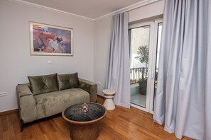 Leilighet (Kallimarmaro Suite) | Oppholdsområde | En 55-tommers smart-TV med kabel-kanaler samt Netflix