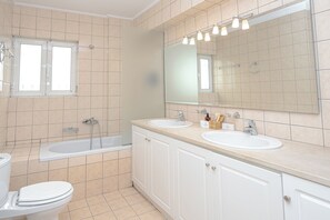 Appartamento (Kallimarmaro Suite) | Bagno | Vasca da bagno a immersione totale, doccia idromassaggio