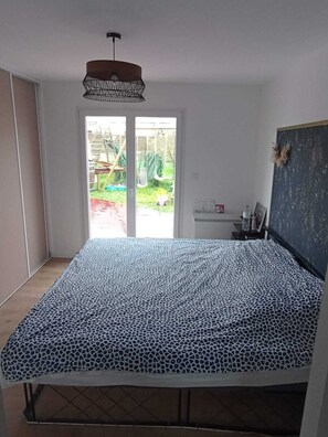 5 bedrooms, WiFi, bed sheets