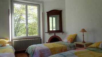 3 bedrooms, travel cot, free WiFi, bed sheets