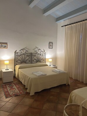 1 slaapkamer, een kluis op de kamer, een bureau