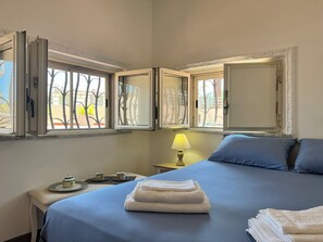 2 bedrooms, desk, iron/ironing board, free WiFi - House with terrace in the historic center of Cagliari (Cagliari)