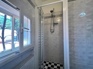 Dusche, Haartrockner, Bidet, Handtücher