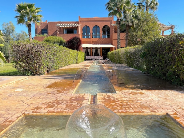 حمّام سباحة خارجي