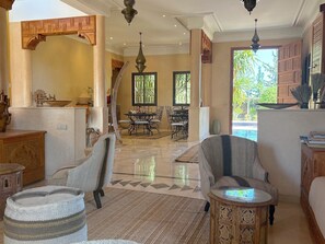 المنشأة من الداخل