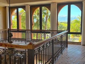 المنشأة من الداخل