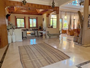 المنشأة من الداخل