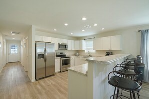 Fridge, oven, stovetop, dishwasher