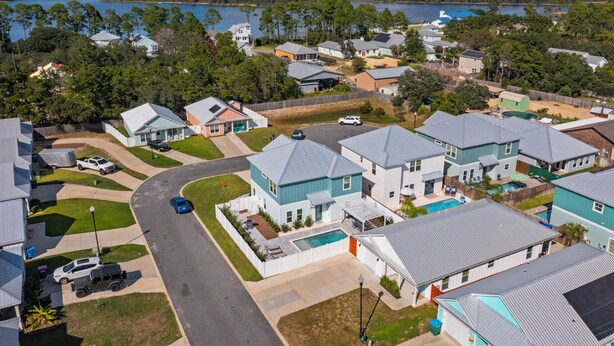 Zona residencial con casas, una piscina y una calle.