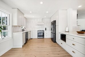 ثلاجة، ميكروويف، فرن، موقد طهي مسطح