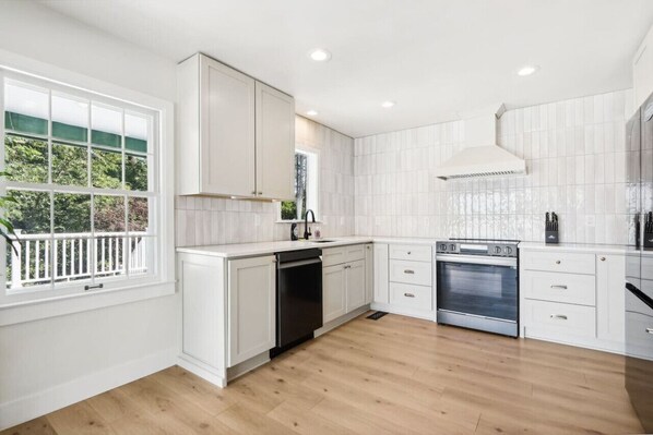 Réfrigérateur, four à micro-ondes, un four, surface de cuisson