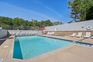 من حمّامات السباحة المغطاة، حمّام سباحة مُدفَّأ