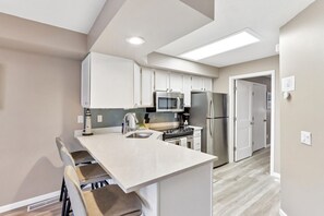Fridge, microwave, oven, stovetop - Sandy Toes at Lighthouse Cove (Wisconsin Dells)