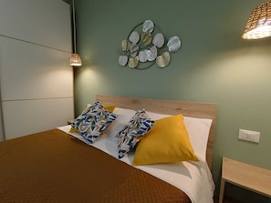 1 bedroom, in-room safe, desk, iron/ironing board