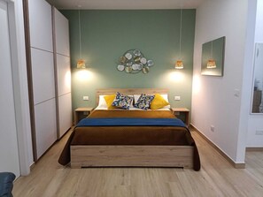 1 quarto, cofres nos quartos, escrivaninha