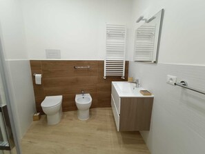 Chuveiro, secador de cabelo, bidê, toalhas de banho
