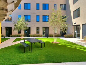 Outdoor dining - Exclusive 1Bed New Luxury Apt (Oklahoma City)