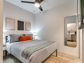 1 bedroom, desk, iron/ironing board, WiFi - Exclusive 1Bed New Luxury Apt (Oklahoma City)