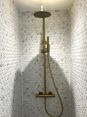 Dusche, Haartrockner, Handtücher, Toilettenpapier