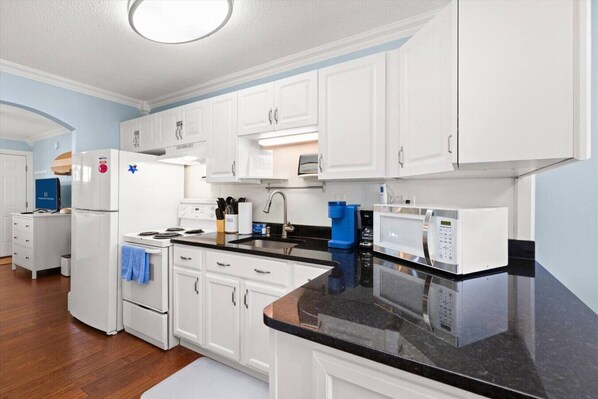 Réfrigérateur, micro-ondes, four, plaque de cuisson