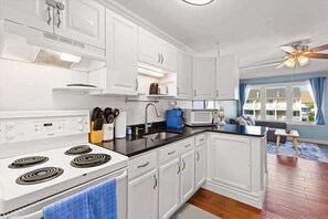 ثلاجة، ميكروويف، فرن، موقد طهي مسطح