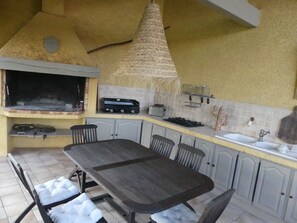 Outdoor dining - Villa 140 m2, not overlooked, countryside views. (Servian)