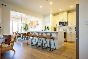 Kylskåp, mikrovågsugn, ugn och spishäll