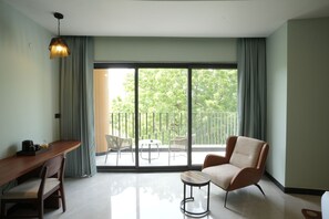 Suite estudio Confort, balcón, vistas a la montaña | Escritorio, espacio para trabajar con un portátil, wifi gratis