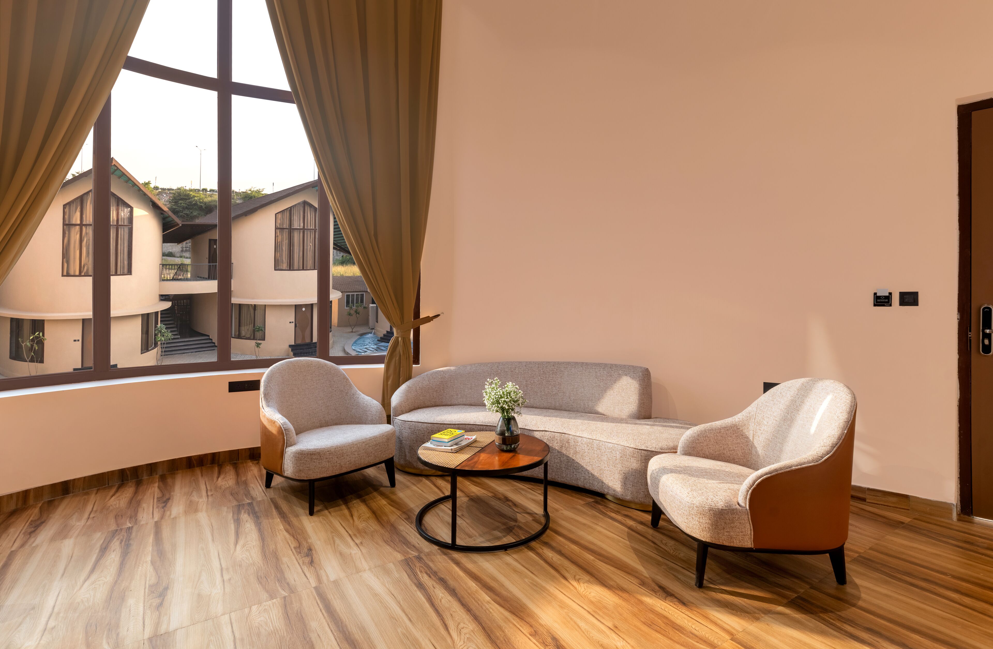 Classic Double Room, Balcony, Pool View | Ruang tamu | TV 