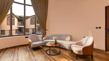 Classic Double Room, Balcony, Pool View | Ruang tamu | TV