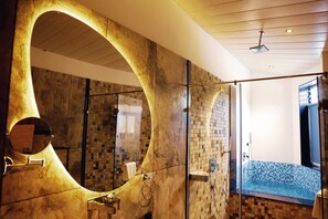 Classic-dobbeltværelse - balkon - udsigt til pool | Badeværelse | Gratis toiletartikler, hårtørrer, håndklæder, Sæbe