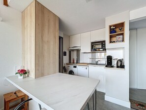 Køleskab, mikrobølgeovn, kogeplade, opvaskemaskine