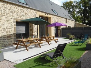 Outdoor dining - Country house with modern charm in Normandy (La Pernelle)