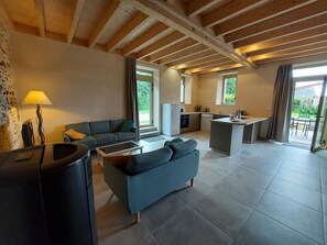 Una televisión, una mesa de tenis de mesa