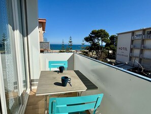 Outdoor dining - Cozy 2-room apt, 4 guests, 100m to beach, AC, balcony, pets allowed (Argelès-sur-Mer)