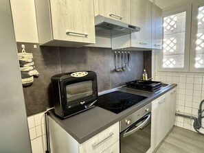 冷蔵庫、電子レンジ、オーブン、コンロ