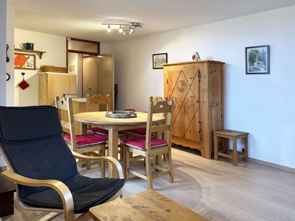 Dining - Spacious 2-room apartment for 6, near shops and slopes (Les Orres)