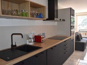 Een koelkast, een microgolfoven, een oven, een vaatwasser