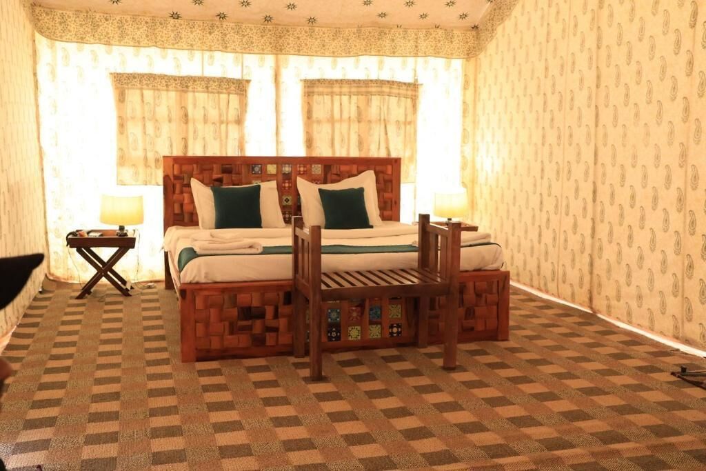 Desk, laptop workspace, free WiFi