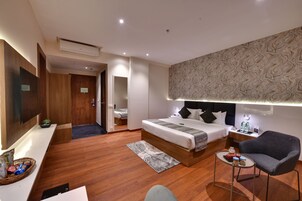 Economy Room | Premium bedding, memory foam beds, minibar, desk