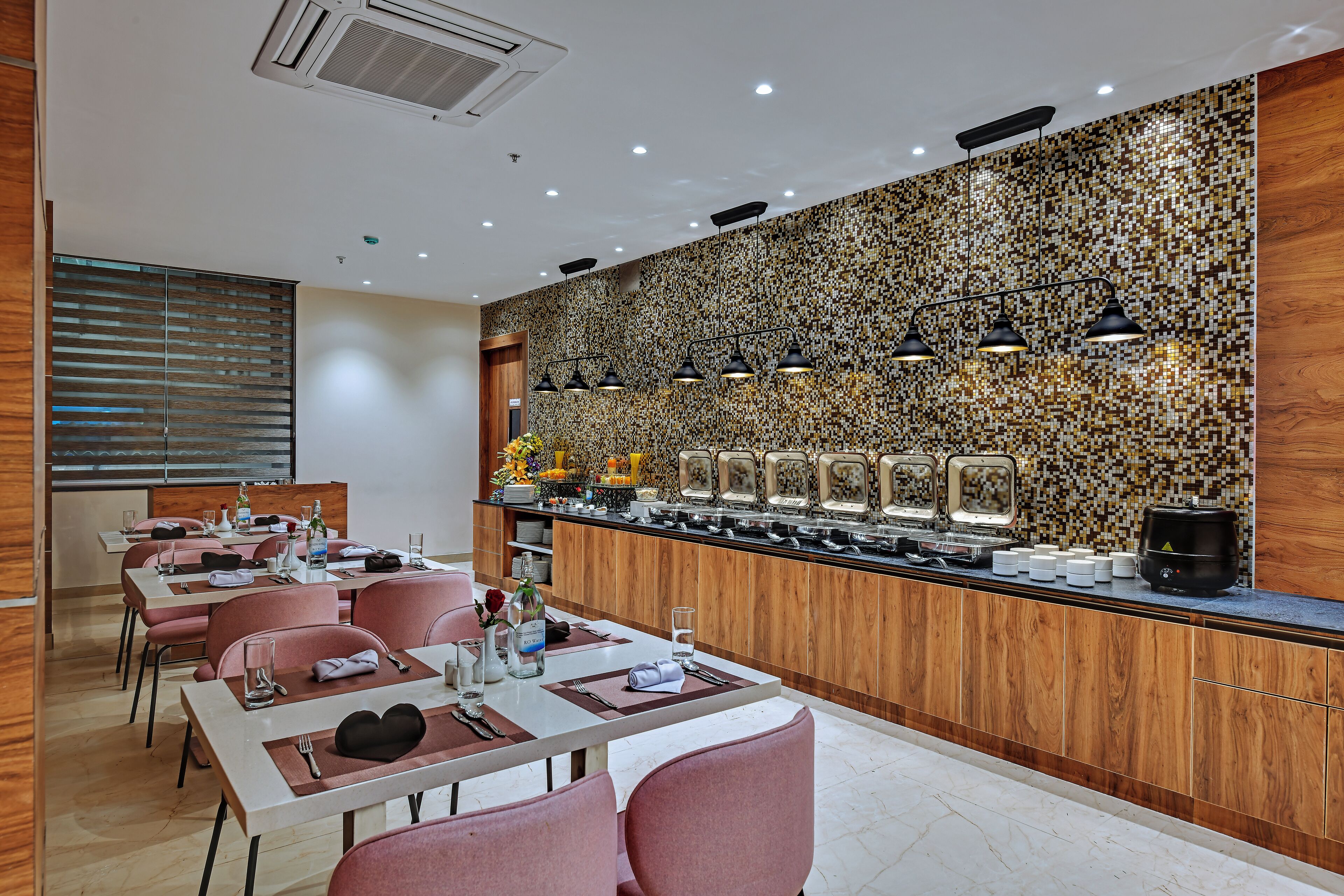 Desayuno buffet diario (INR 400 por persona)